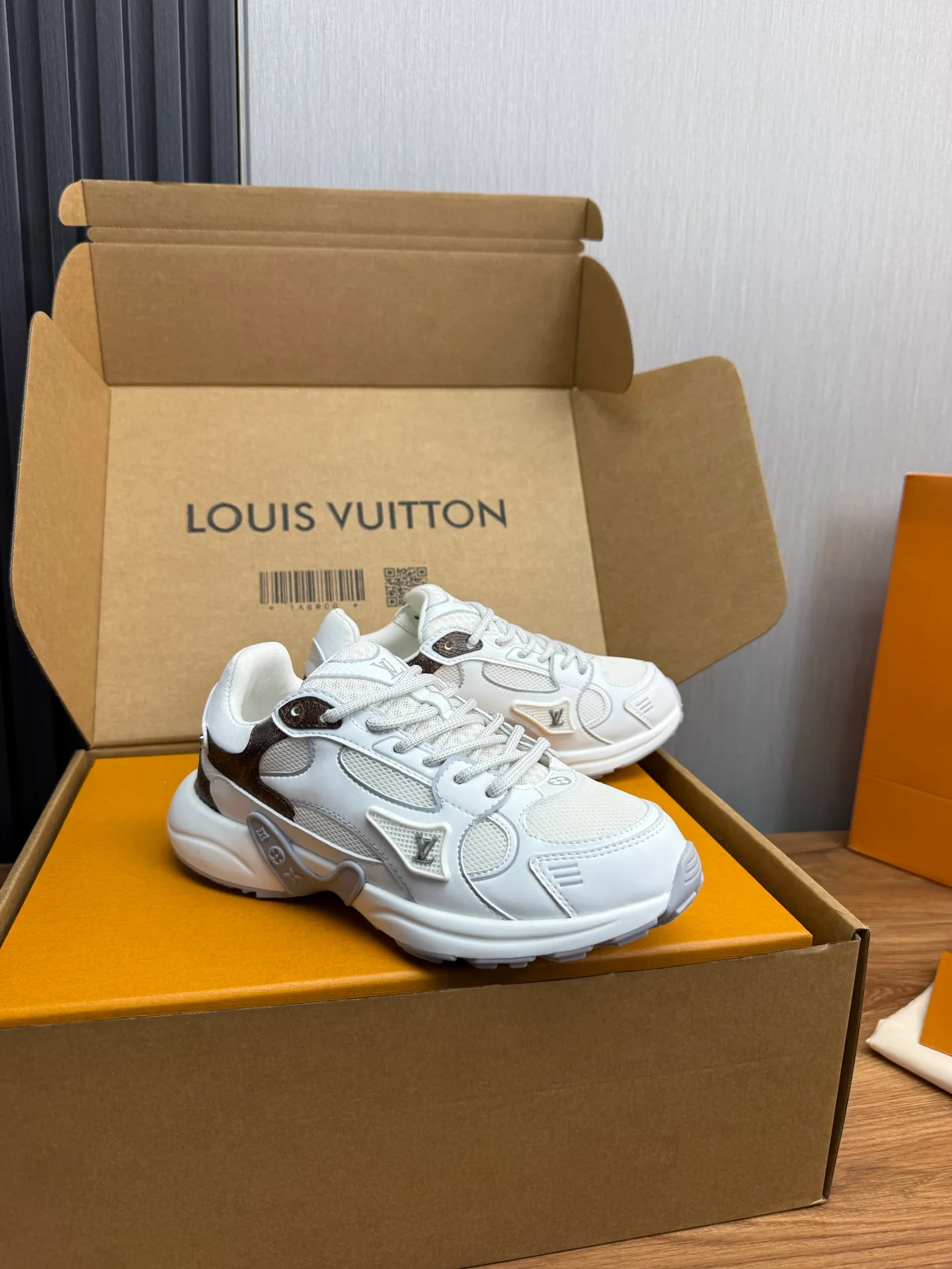 Men's shoes 💰600💰 🌈LV | Louis Vuitton 2025𝐬𝐬 🧡💚2025 spring and summer new style top version‼ ️The original version is the same. The counter specializes in the latest casual shoes. Hard goods are new🆕 🔥🔥🔥Top version: Couple model LV Louis Vuitton L House Donkey brand The latest Olympia series Couple model Silver Horn King Casual sneakers Running shoes This LV Olympia sneaker combines mesh fabric and metallic synthetic leather and other technical fabrics to reinterpret the classic running shoe design with a neat and simple design. Lightweight EVA outsole provides a stretchy fit. Rich details such as Monogram embossing and LV letters establish recognition. Exquisite packaging at the delivery counter 🛍📦 ▪️Fabrics: Original imported technical fabric + mesh ▪️Inner lining: Original customized breathable mesh ▪️Sole: Original molded rubber foam material ▪️Sole thickness: 3.5CM ▪️Size: 35--45 (customized for women 40 and men 45)